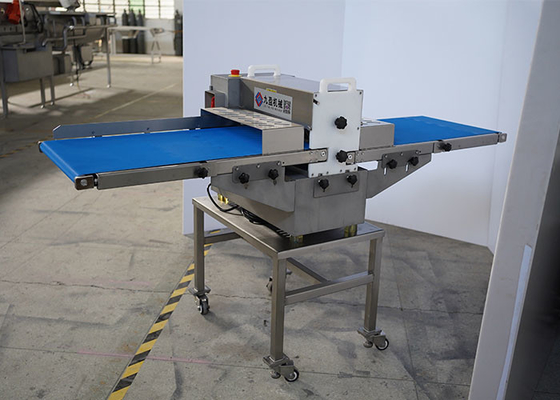 コンベヤー500mmの供給の幅の新鮮な肉のストリップの立方体の打抜き機